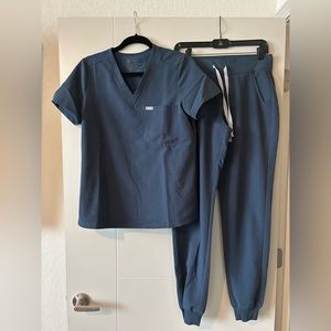 Figs Scrub Set. Color- dark harbor. Size- top- S, bottom- S tall